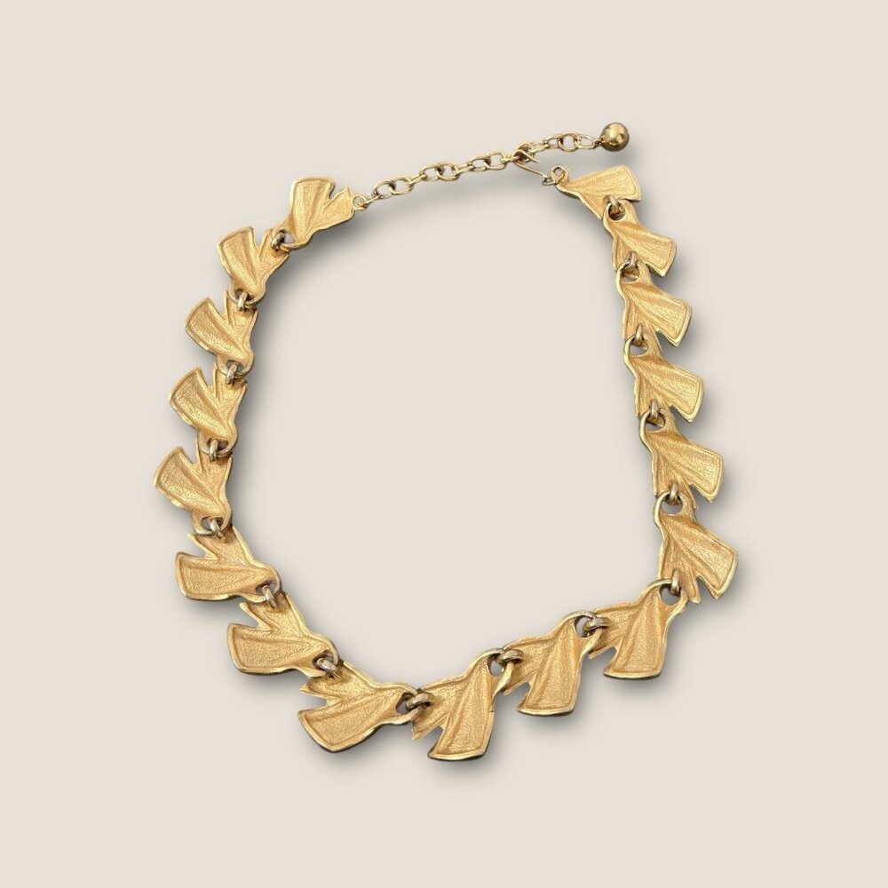 Maxine Decker 80s Gold-Toned Leaf Design Choker Necklace Adjustable Length - Picture 2 of 4